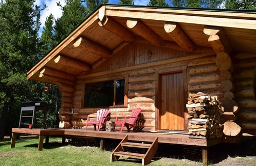 Jasper Cabin | Cozy Off-Grid Log Cabin in Rock Lake Provincial Park, Alberta. Dark Skies Await!