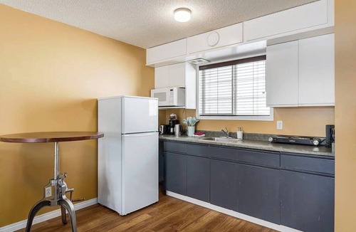 Cougar Creek Apartment | Cozy Child Friendly Studio Apartment with Two Queen Beds and Mountain Views