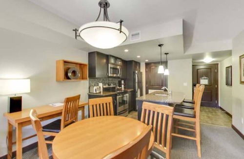 Copperstone Resort Condo | Cozy Condo With Hot Tub+Gym & Underground Parking