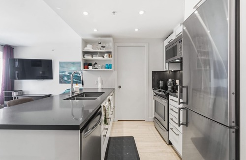 Downtown Eastside Condo | Cozy condo with excellent views, 5 mins to arena