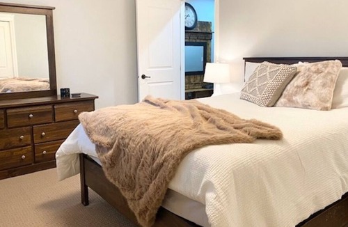 Sicamous Condo | Cozy condo with mountain views
