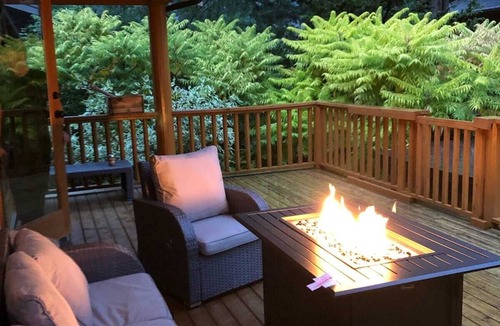 Lindell Beach Cottage | Cozy cottage with private hot tub!