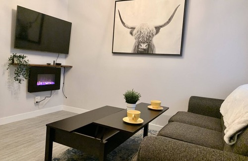 Golden Hotel | Cozy Downtown Suite - Walking Distance to Restaurants & shops - Quiet Area