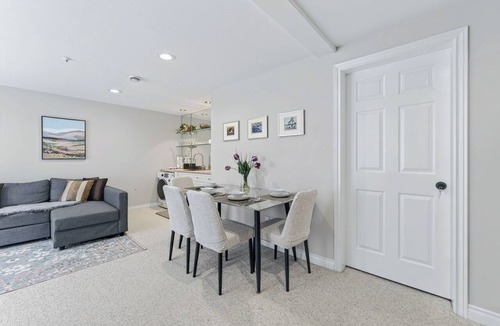 Dunbar Villa | Cozy Escape 2 Bedroom Lower Suite Close to DT UBC & Airport
