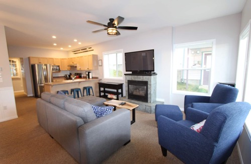 Silver Star Mountain Apartment | Cozy ground level suite with private hot tub - close to the Attridge Chair