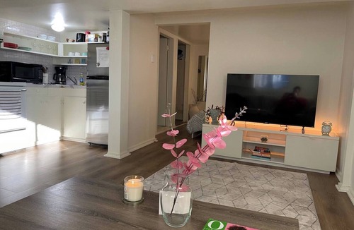 Ambleside House | Cozy Guest Suite – Walk to Ocean & Shops