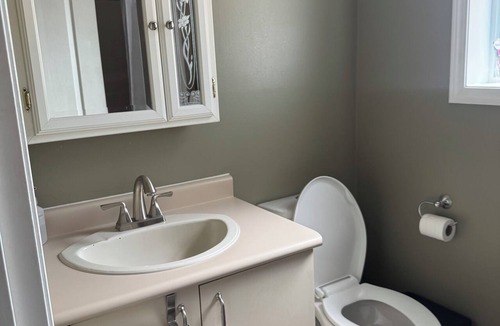Regional District of Nanaimo House | Cozy guest suite, located centrally.