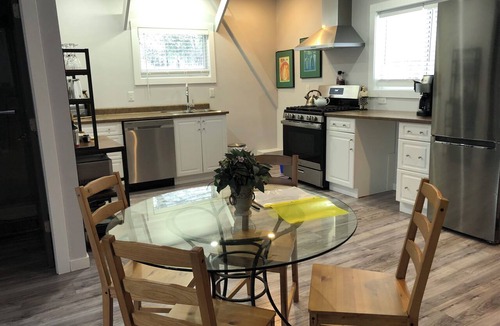 Salmon Arm Cottage | Cozy guesthouse on a working fruit and flower farm.