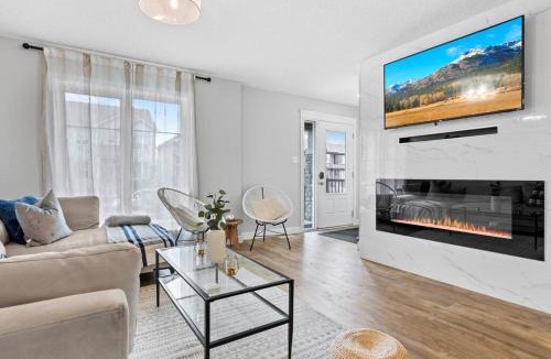 West Edmonton House | Cozy Home - 9mins to WEM -Foosball -Vintage arcade - Air conditioning