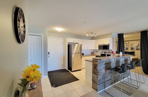 Invermere Condo | Cozy Invermere Condo by the water