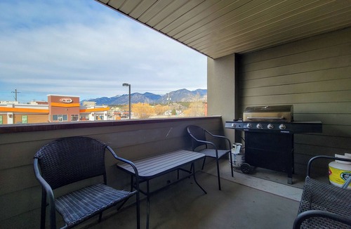 Invermere Condo | Cozy Invermere Condo by the water
