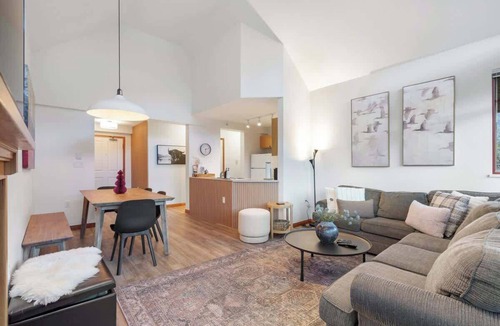 Nicklaus North Apartment | Cozy Lakefront Whistler Condo -Mountain, Lake View