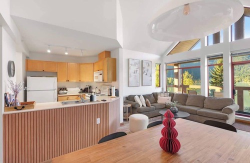 Nicklaus North Apartment | Cozy Lakefront Whistler Condo -Mountain, Lake View