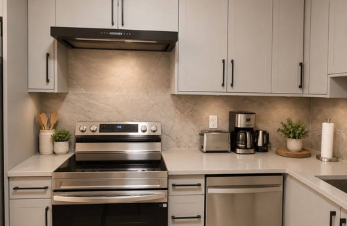Guildford House | Cozy Modern 3BR 2Bath Suite | Parking + Laundry