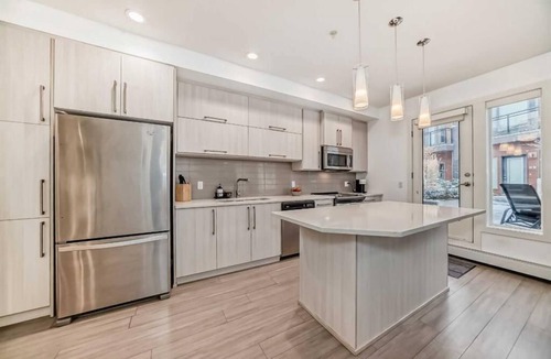 Southwest Calgary Apartment | Cozy Modern Mission 1 BR 5minDT Heated Prk SPA