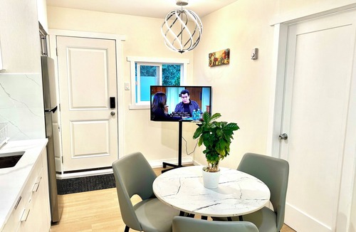 Burnaby House | Cozy new 2-bedroom suite with AC & big private yard in charming Burnaby