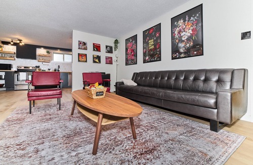 North Central Edmonton Apartment | Cozy Retro Gem for the Fam W/AC (Near Roger&WEM)