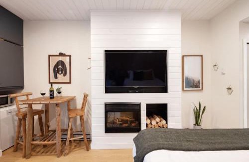 Blackcomb Apartment | Cozy Room at Glacier Lodge