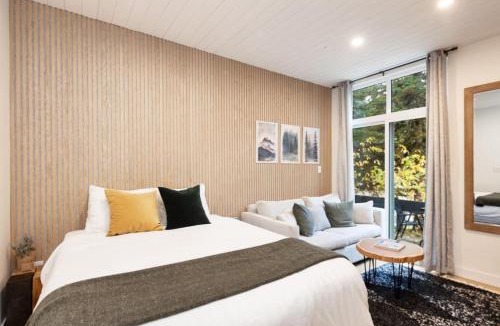 Blackcomb Apartment | Cozy Room at Glacier Lodge
