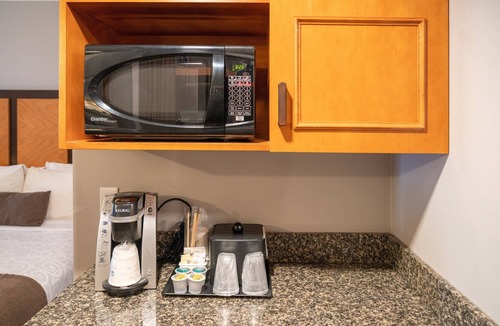 Canmore Hotel | Cozy Suite with free Breakfast, Pool & Waterslide