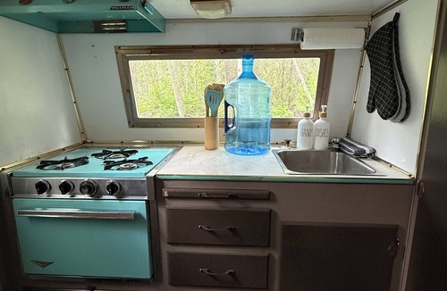Golden House | Cozy Vintage Camper - Tealy Wheely