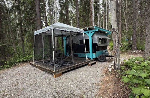 Golden House | Cozy Vintage Camper - Tealy Wheely