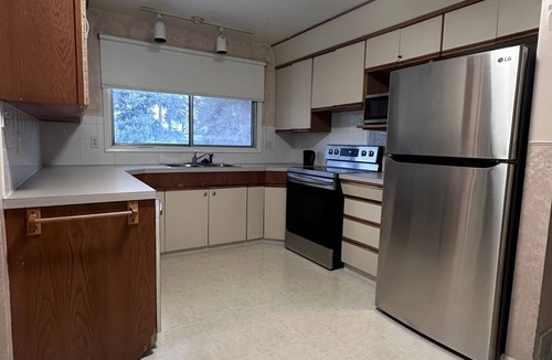 Jasper Place House | Cozy West Edmonton Home Near Jasper park & Shops