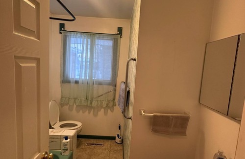 Jasper Place House | Cozy West Edmonton Home Near Jasper park & Shops