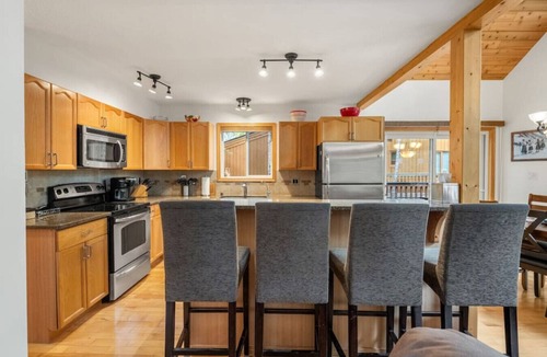 East Kootenay House | Crescent Moon Lodge | A-Frame | Hot Tub | Fire Pit