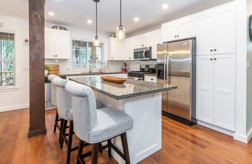 Lindell Beach Cottage | Cultus Lake Private Forest 2BR+Loft Cottage Resort Style