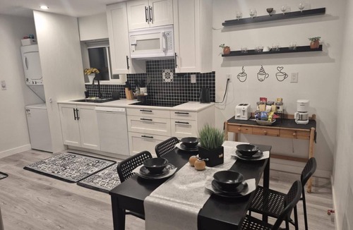 Dollarton House | Deep Cove - 2BR Near Ocean, Trails, Skiing, Biking & Kayaking.