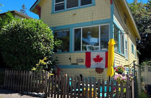 White Rock Cottage | Delightful 3-bedroom cottage in charming White Rock