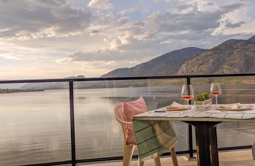Osoyoos Condo | Desert Surfside Waterfront Accommodations