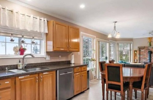 Saanich West House | Discover Tree Top StunningView | 4 bedrooms | 7 Sleeps | AC | Free parking