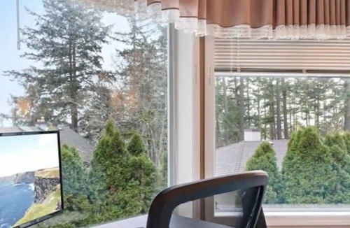 Saanich West House | Discover Tree Top StunningView | 4 bedrooms | 7 Sleeps | AC | Free parking