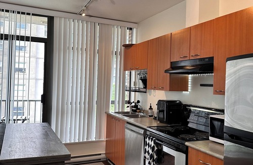 Downtown Vancouver Apartment | Downtown 3BR Free Parking Pet Friendly Restaurants, Arenas, Beach