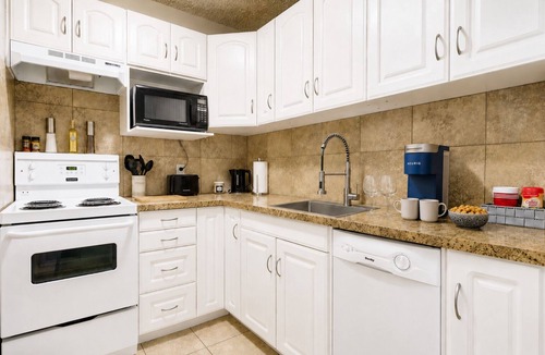 Beltline Condo | Downtown Condo Near Stampede and BMO with Parking