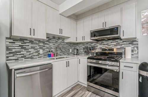 Hillhurst House | Downtown Gem Sleeps 8!