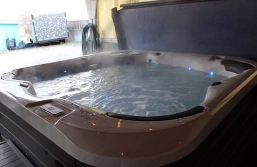 Lillooet House | Downtown Mountain Escape | Hot Tub + Cold Plunge