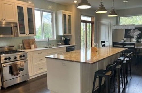 City Centre House | Downtown near the water!