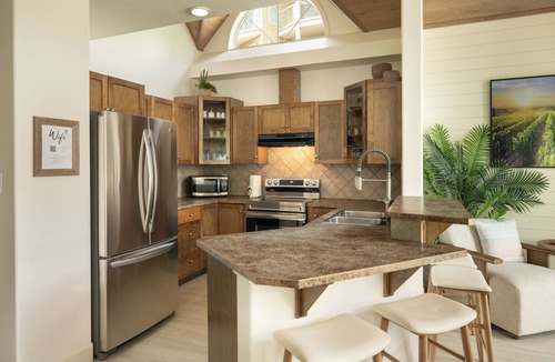 North End House | Downtown Townhouse - Private Entrance (dog friendly)