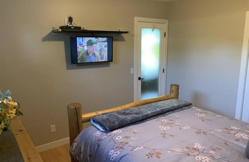 Sherwood Park House | Dragonfly Inn Loft & Walkout Suites