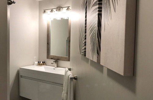 Regional District of Nanaimo Bed & Breakfast | Dragonfly Retreat – Scenic Lakeside Guest Accommodation Near Nanaimo River