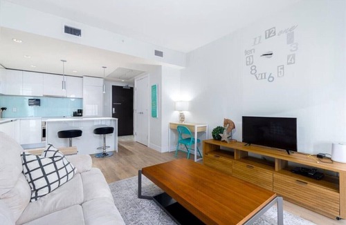 Victoria Park Apartment | DT Skyline Views | UG Parking | Mins to Saddledome