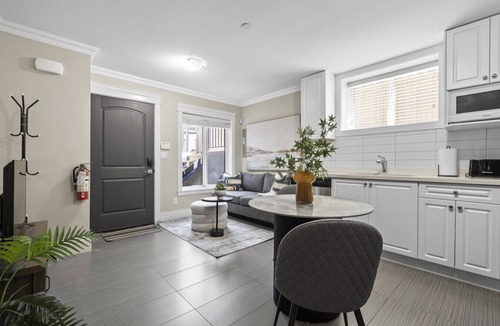 Fraserview House | East Van 1BD/1BA Basement Suite |Near Central Park