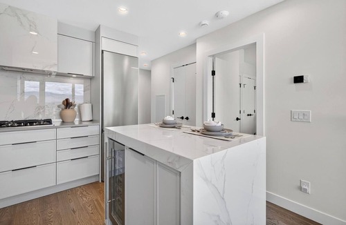 South Pandosy Condo | Elevate your lifestyle at AQUA Kelowna. This sophisticated 2-bed condo features a king suite, sofa bed, gourmet kitchen, and private BBQ patio. Enjoy stunning marina views and resort access to pools, hot tubs, fitness centre, and beachfront.