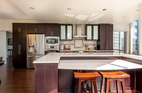 Coal Harbour Apartment | Elevated Coal Harbour living with panoramic harbour & mountain views, steps to Vancouver's iconic waterfront, dining and shopping.