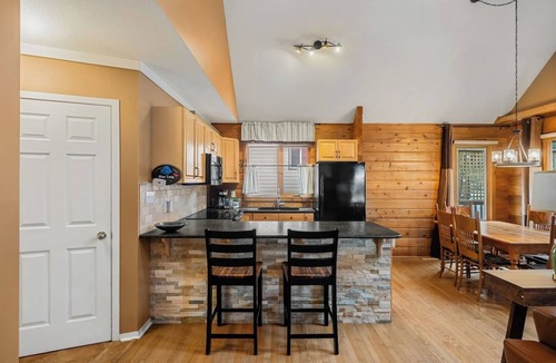 East Kootenay House | Emberwood | Hot Tub | Pool Table | Wood Fireplace