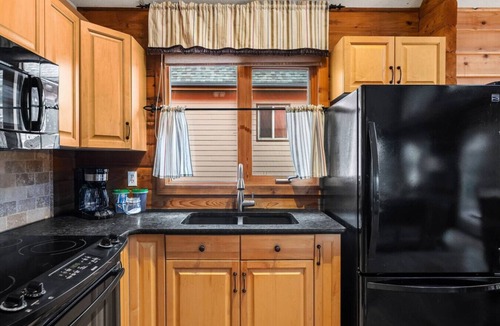 East Kootenay House | Emberwood | Hot Tub | Pool Table | Wood Fireplace