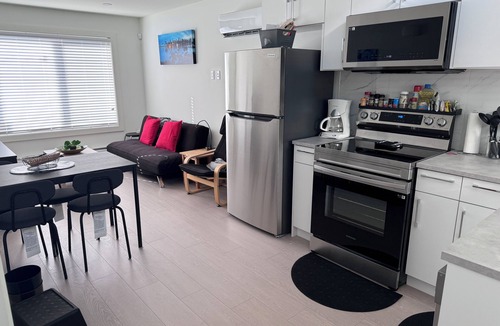 Sunset House | Entire 2-Level Private Guest House 10 min to YVR and 15 min to Downtown| Parking